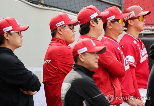 사진=경기 지켜보는 이숭용 감독(왼쪽에서 두 번째)