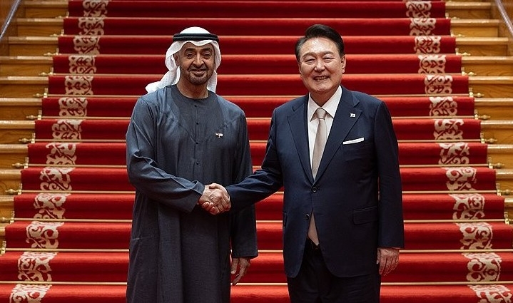 윤석열 대통령(오른쪽)과 무함마드 빈 자예드 알 나흐얀 아랍에미리트(UAE) 대통령 / 연합뉴스