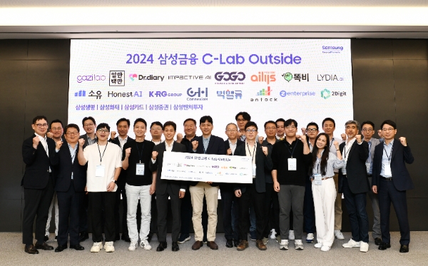 29일 서초동 삼성금융캠퍼스에서 열린 「2024 삼성금융 C-Lab Outside」본선진출사 축하행사에서 본선진출 스타트업 대표들과 삼성금융네트웍스 각사 관계자가 기념촬영을 하고 있다. / 사진=삼성생명 제공