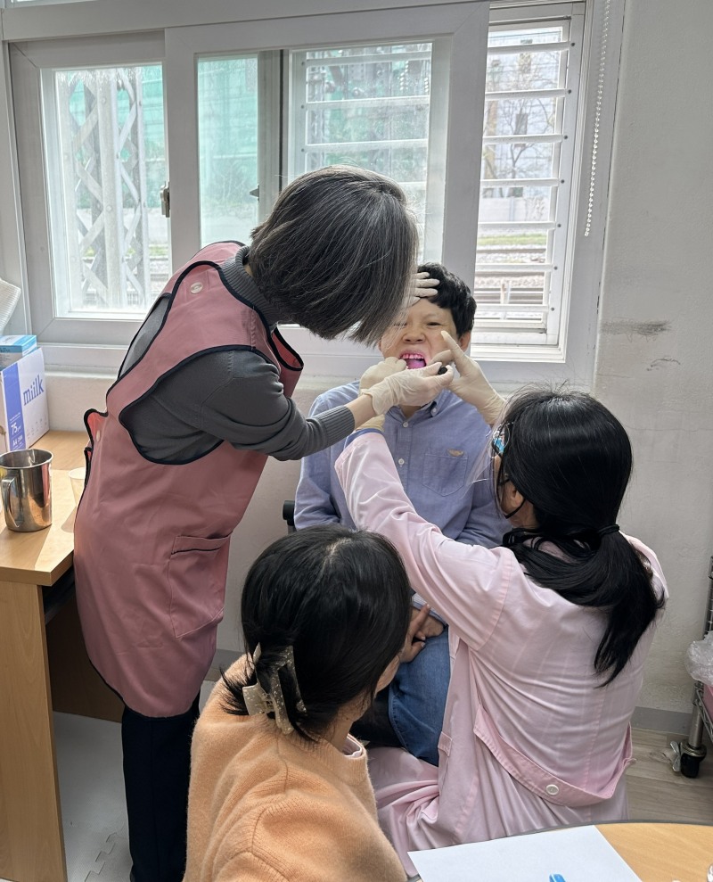 구강상태 점검 및 치면 세균막 관리를 하는 모습 (사진제공=용산구립장애인주간보호센터)