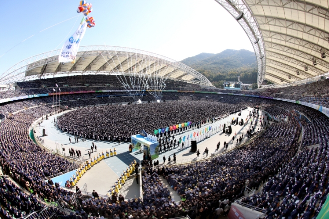 시온기독교선교센터 114기 수료식이 지난해 11월 12일 대구스타디움에서 열리고 있는 모습. (사진 = 신천지예수교회 제공)