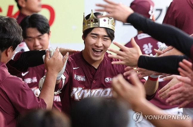 사진=3점 홈런 축하받는 이주형