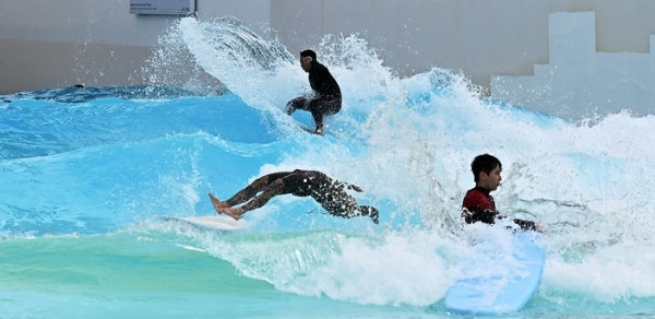초여름 날씨를 보인 28일 경기도 시흥시 거북섬 웨이브파크 인공서핑장에서 서퍼들이 파도를 타고 있다