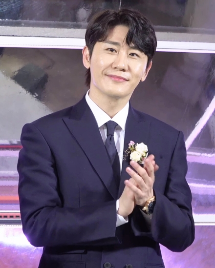 가수 영탁 팬덤, 한국장애인재단에 교통약자 위한 이동지원금 전달