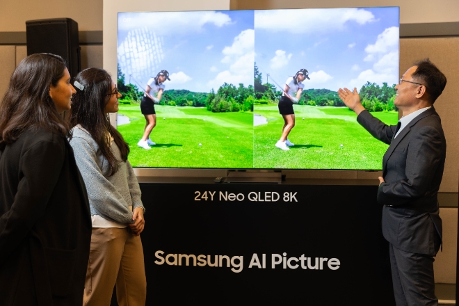 브라질 상파울루 '2024 중남미 테크세미나'에서 참석자들이 2024년형 Neo QLED 8K 신제품을 살펴보고 있다. / 사진=삼성전자 제공