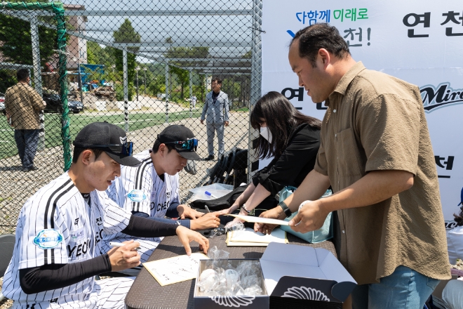 최수현, 선성권이 팬사인회를 진행하며 지역 팬들의 응원에 보답하고 있다.