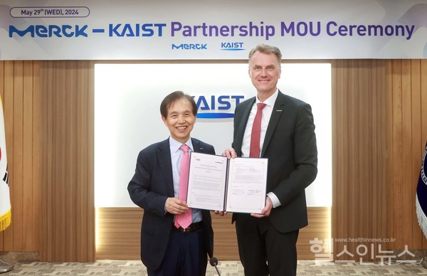 머크라이프사이언스가KAIST와생명과학분야연구혁신을위한업무협약을체결했다.이광형KAIST총장(왼쪽)과마티아스하인젤머크라이프사이언스대표가업무협약을체결한뒤기념촬영을하고있다.