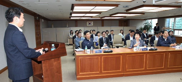 Sh수협은행이 고객의 라이프 패턴과 거래정보를 분석해 고객이 필요할 때 최적화된 금융상품과 서비스, 혜택을 제공하는 ‘데이터기반 실시간 개인화 마케팅 시스템’을 구축했다. 사진은 이달 초 진행된 시스템 구축완료 보고회 모습. / 사진=Sh수협은행 제공