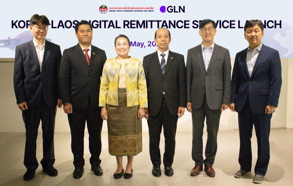 이날 서울시 역삼동 소재 GLN 인터내셔널 본사에서 진행된 기념 행사에서 김경호 GLN 인터내셔널 대표(사진 오른쪽 두번째)와 Saysamone Chanthachack 라오스 BCEL 은행장(사진 왼쪽 세번째), Alounkone Boulommavong 라오스 대사관 공사참사관(사진 오른쪽 세번째)이 관계자들과 함께 기념 촬영을 하고 있다. / 사진=하나은행 제공