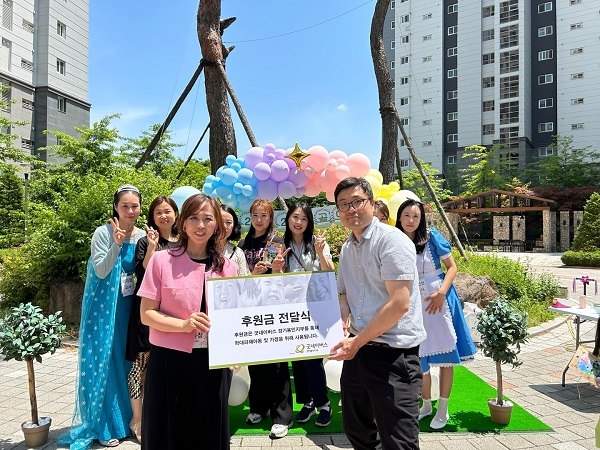 29일(수), 굿네이버스 경기용인지부(지부장 신재학)는 골드어린이집(원장 차미하)으로부터 국내 아동들의 건강한 성장 발달을 위한 기부금 120만원을 전달받았다. 사진=기부금 전달식을 진행하는 모습