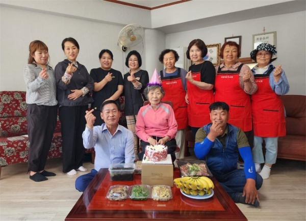 장수어르신 생신상 / 사진=장흥군 제공