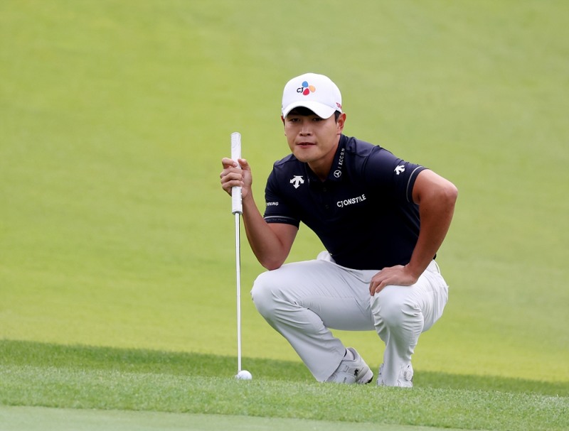 이재경 1번홀 그린 퍼팅 라인을 살피는 사진=KPGA