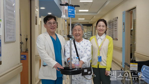 시술다음날(29일)오후,일반병실로이실한환자와함께사진을촬영하고있는장기육교수