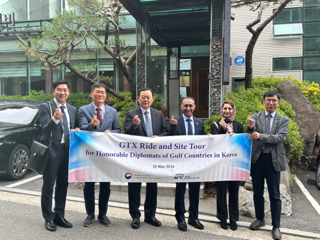 임종일 철도공단 부이사장(왼쪽 세 번째)이 30일 GCC 소속 외교단과 함께 기념 촬영을 하고 있다. / 사진=국가철도공단 제공