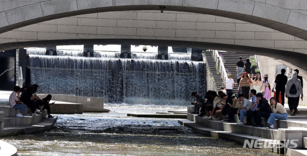 초여름 날씨를 보인 지난 28일 오후 서울 중구 청계천 모전교 아래에서 시민들이 더위를 식히고 있다.