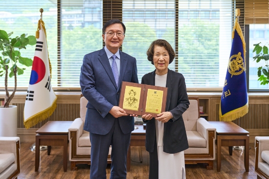 영수 한세예스24문화재단 명예이사장이 서울대학교 인문대학에 발전기금 1억원을 기부하고 감사패를 수여받았다. /사진제공= 한세예스24문화재단