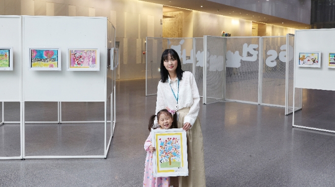서울 종로구 GS건설 본사 사옥 1층에서 진행된 ‘GS건설에 왔나 봄’ 그림전시전에서 임직원이 자녀와 관람하고 있다. / 사진=GS건설 제공