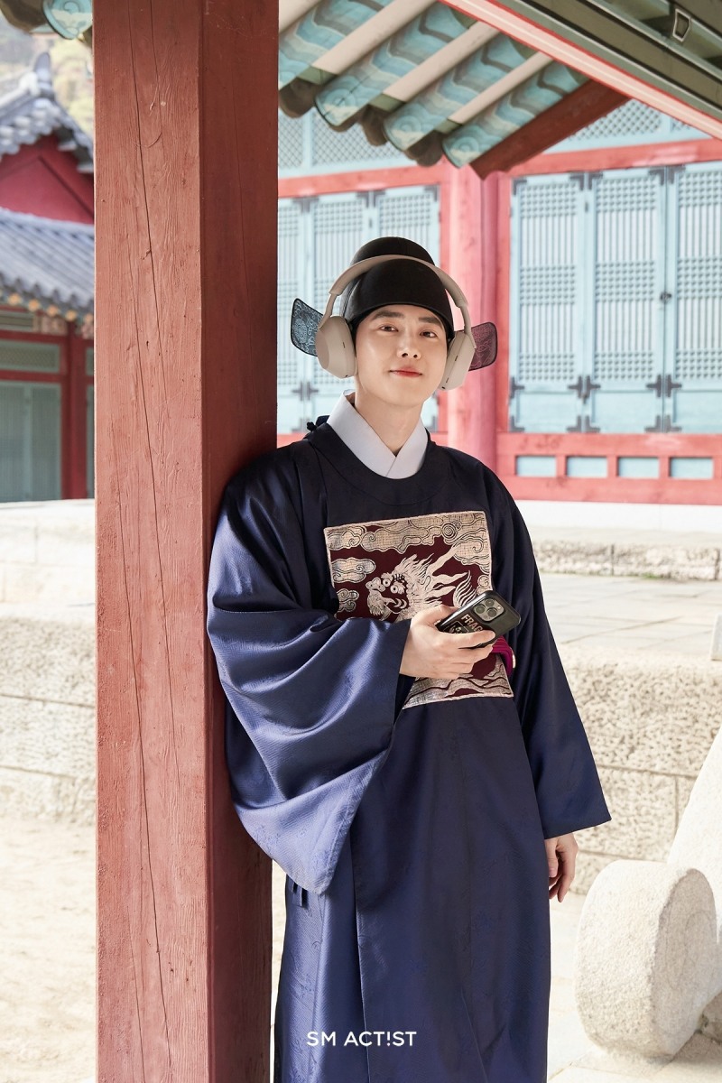 ‘세자가 사라졌다’ 수호, 색다른 조합+귀여운 미소 장착 비하인드 컷 공개