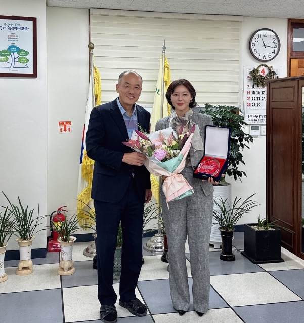 30일 안젤라 송 이사장이 진관중학교에서 감사패를 받고 박태율 교장과 기념촬영을 하고 있다. 사진제공=진관중학교