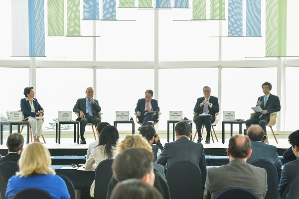 사진: 제19회 제주포럼 특별세션 글로벌 중추국가 구상의 실현을 위한 지혜(왼쪽부터 손지애 외교부 문화협력대사, 송민순 제34대 외교통상부 장관, 유명환 제35대 외교통상부 장관, 김성환 제36대 외교통상부 장관, 윤병세 제37대 외교부 장관)