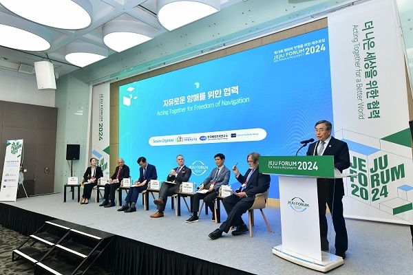 사진: 제19회 제주포럼 자유로운 항해를 위한 협력 세션(왼쪽부터 김희은 미 아시아태평양전략센터 대표, 에미그디오 탄후아트고 필리핀 하원 외교위원회 부위원장, 정삼만 한국해양전략연구소 해양안보센터장, 조셉 캐리건 미 아시아태평양전략센터 선임연구원, 배학영 국방대학교 교수, 그렉 케네디 킹스칼리지런던 교수)