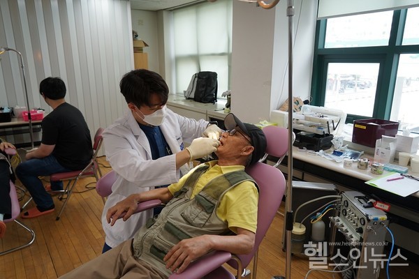 서울대치과병원‘찾아가는치과서비스’의료진이진료를보고있다.