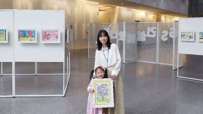 GS건설은 다음달 27일까지 ‘GS건설에 왔나 봄’이라는 이름의 그림 전시전을 진행한다고 31일 밝혔다. 사진은 서울 종로구에 위치한 GS건설 본사 사옥 1층에서 진행된 ‘GS건설에 왔나 봄’ 그림전시전에서 임직원이 자녀와 관람하고 있는 모습. (사진 = GS건설 제공)