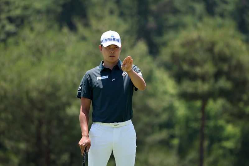 이정환 1번홀 그린 퍼팅 라인을 살피는 사진=KPGA