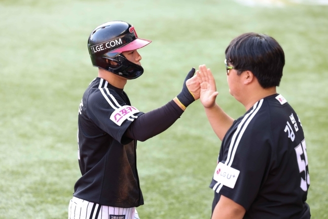 사진=LG 승리의 주역 문성주(왼쪽)