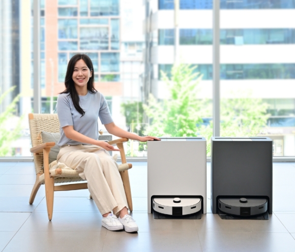 사진=삼성전자 모델이 강력한 청소 성능과 위생 관리 시스템은 유지하며 가격 부담을 낮춘 온라인 전용 제품 '비스포크 스팀'을 소개하고 있다.