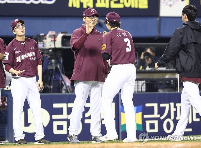 사진 = 홍원기 감독(가운데)