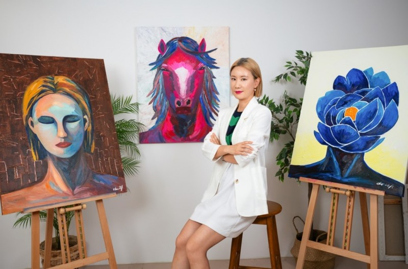 프로젝트 NA를 주최한 클레어아이엠씨 김현정 대표가 전시 작품 앞에서 촬영하는 모습