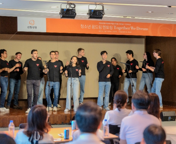 2일(일) 63빌딩 별관에서 예일대 아카펠라 합창단 위펜풉스가 아카펠라 공연을 펼치고 있다. / 사진=한화생명 제공