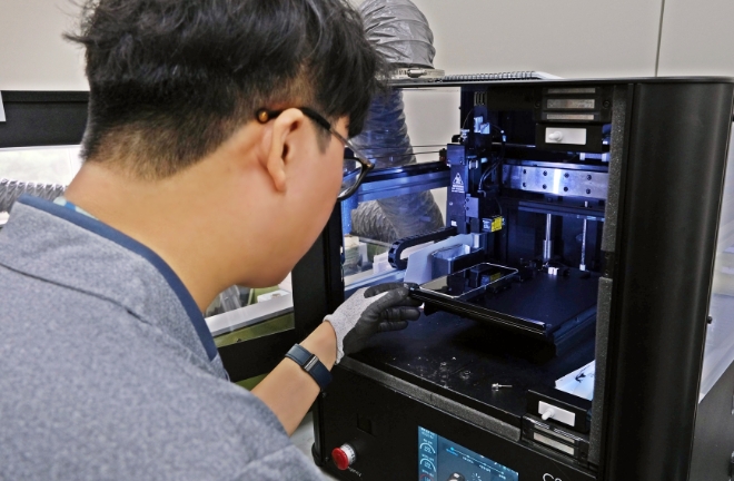 삼성전자서비스는 ‘폴더블폰 디스플레이 단품 수리’를 확대하며 갤럭시 사용 고객의 서비스 편의 향상에 나섰다고 3일 밝혔다. 사진은 삼성전자서비스 엔지니어가 디스플레이 단품 수리를 진행하는 모습. (사진 = 삼성전자서비스 제공)