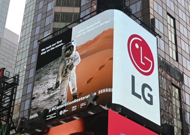 LG전자는 (현지시각) 지난 31일부터 뉴욕 타임스스퀘어와 런던 피카딜리광장의 옥외전광판에서 ‘세계 환경의 날’ 캠페인 영상을 상영한다고 3일 밝혔다. 사진은 미국 뉴욕 타임스스퀘어 전광판에서 영상을 상영 중인 모습. (사진 = LG전자 제공)