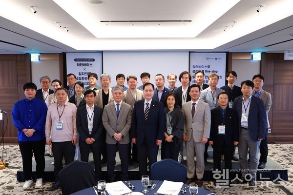 닥터바이스심포지엄에서대한내과의사회와아이쿱이모여기념촬영을하고있다.첫줄왼쪽에서네번째부터조재형아이쿱대표,이정용대한내과의사회회장,김난희고려대안산병원내분비내과교수,임인택가톨릭대학교보건의료경영대학원교수