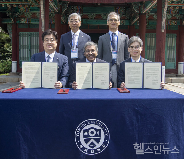 금기창연세의료원장(아랫줄맨왼쪽)과AnilK.Rustgi컬럼비아대암센터장(아랫줄가운데),정재호YSP추진본부장(아랫줄맨오른쪽)이MOU협약서를들고있다.