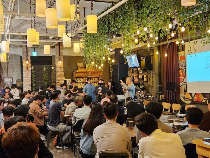 (DMC Founadtion Victor Chen이 30일 'DePin Seoul Web3 Mining' 밋업의 제2세션 'Foggie MAX 시연'을 진행하고 있다. / 사진=템피(TEMPi)
