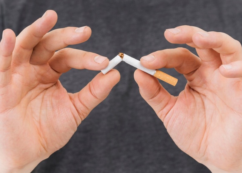 '이렇게 참은 김에, 이참에 금연'캠페인은 흡연자가 담배를 참게 되는 일상을 '나도 모르게 금연을 시작한 순간'이라고 바꿔 생각해 보고, 이를 계기 삼아 금연이 계속 이어질 수 있도록 응원하는 광고다. / 이미지 출처 : freepik