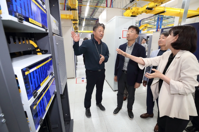 KT는 국내 최초로 비수도권 지역인 부산에 인터넷 3센터를 구축했다고 3일 밝혔다. 사진은 KT 임직원이 부산에 구축된 인터넷 3센터의 전체적인 성능을 점검하는 모습. (사진 = KT 제공)