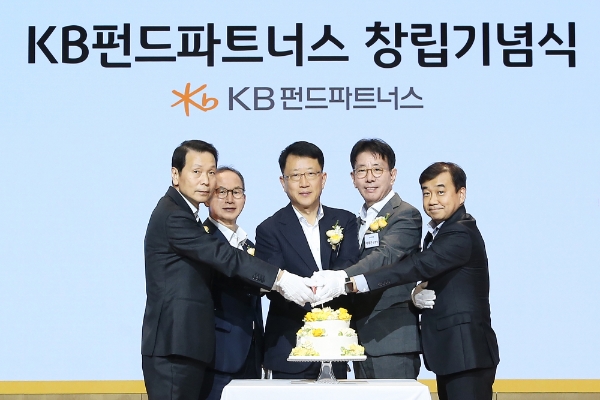 3일 서울 영등포구 여의도 소재 KB국민은행 신관에서 열린 'KB펀드파트너스 창립기념식'에서 양종희 KB금융그룹 회장(좌측 두 번째), 이재근 KB국민은행장(우측 두 번째), 이민호 KB펀드파트너스 사장(좌측 세 번째) 등이 기념사진을 촬영하고 있다. / 사진=KB국민은행 제공