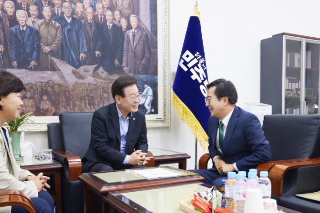 김동연 지사(오른쪽)가 이재명 민주당 대표와 회담하고 있다. / 사진=경기도 제공