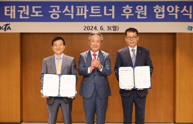 IBK기업은행은 지난 3일 서울 중구 기업은행 본점에서 대한태권도협회와 태권도 종목 후원을 위한 협약을 체결했다고 4일 밝혔다. 사진은 지난 3일 서울 중구 기업은행 본점에서 열린 협약식에서 이기흥 대한체육회 회장(가운데), 김성태 IBK기업은행 은행장(가운데 오른쪽), 양진방 대한태권도협회 회장(가운데 왼쪽)이 기념촬영을 하고 있는 모습. (사진 = IBK기업은행 제공)