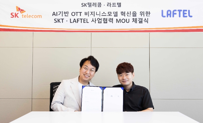 SK텔레콤이 애니메이션 전문 OTT 라프텔과 AI 기반 콘텐츠 제공 및 마케팅 협력을 위한 업무협약(MOU)을 체결했다고 4일 밝혔다. 라프텔 여의도 본사에서 김혁 SKT 미디어제휴 담당(CMBO; 왼쪽)과 박종원 라프텔 대표가 업무협약을 체결했다.