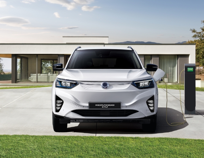 KG 모빌리티는 준중형 SUV 전기차 ‘코란도 EV’를 새롭게 출시하고 전기차 라인업을 확장한다고 4일 밝혔다.사진은 ‘코란도 EV’의 모습. (사진 = KG 모빌리티 제공)