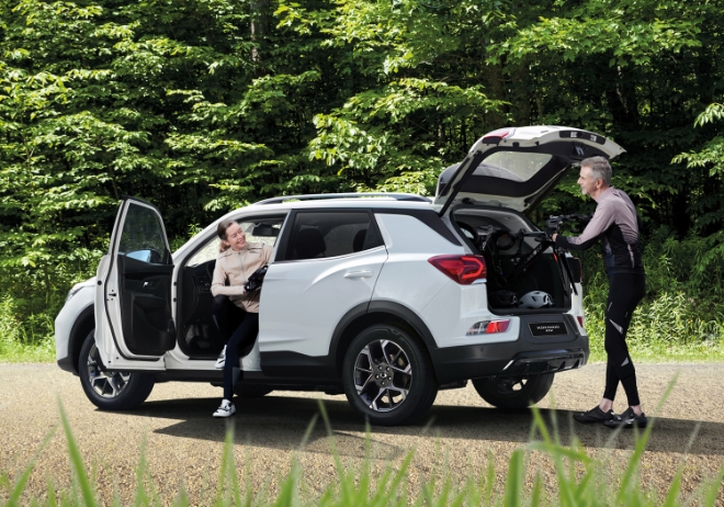 KG 모빌리티는 준중형 SUV 전기차 ‘코란도 EV’를 새롭게 출시하고 전기차 라인업을 확장한다고 4일 밝혔다.사진은 ‘코란도 EV’의 모습. (사진 = KG 모빌리티 제공)
