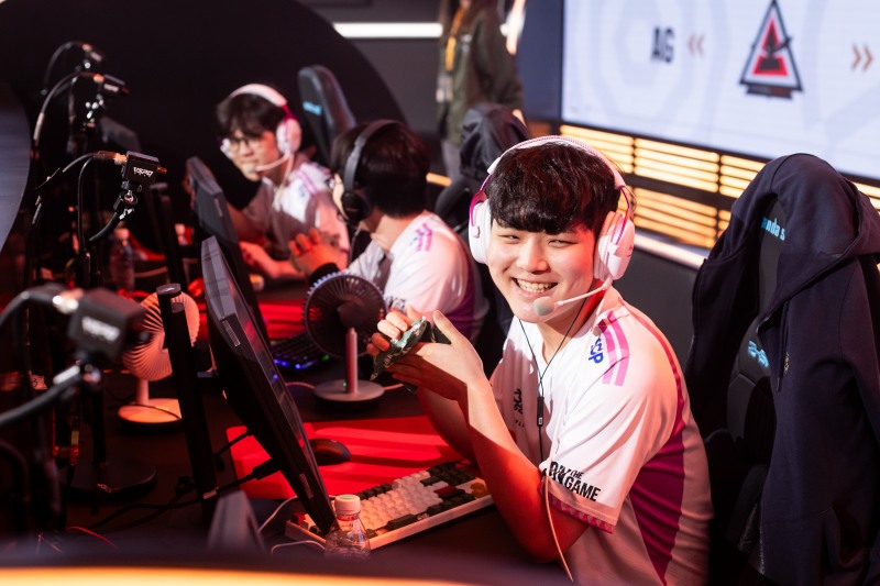 첫날 치킨을 뜯은 유일한 한국팀 광동 프릭스(사진=크래프톤).