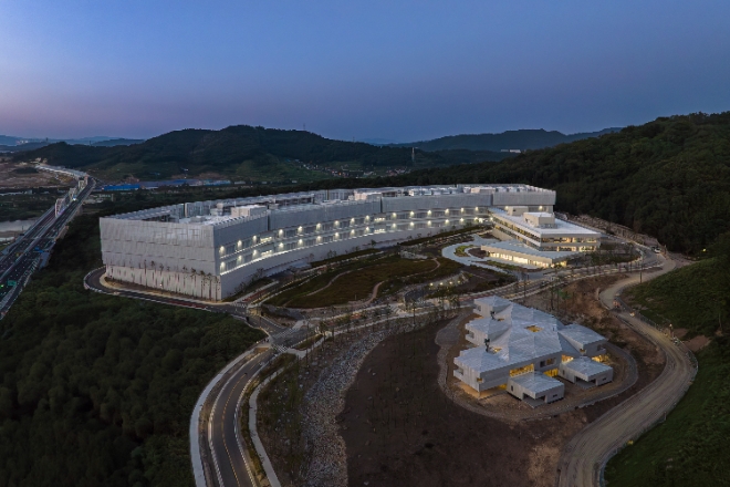 네이버는 두 번째 데이터센터 ‘각 세종’이 LEED 플래티넘 등급을 획득했다고 4일 밝혔다. 사진은 네이버 데이터센터 각 세종의 전경. (사진 = 네이버 제공)