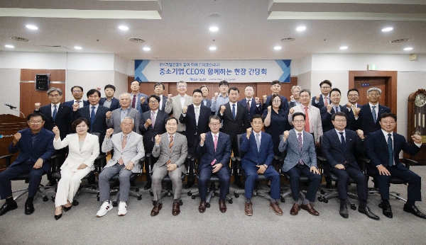 4일 수원상공회의소에서 열린 중소기업 현장 간담회에서 김성태 IBK기업은행장이 중소기업 대표들과 기념촬영을 하고 있는 모습. / 사진=IBK기업은행 제공