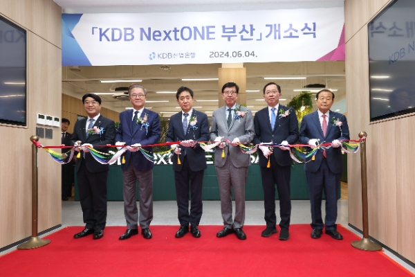 (왼쪽부터) 방성빈 부산은행장, 강석훈 산업은행 회장, 김주현 금융위원장, 박형준 부산시장, 조승환 국민의힘 국회의원, 양재생 부산상공회의소 회장이 기념 사진을 찍고 있다. / 사진=KDB산업은행 제공